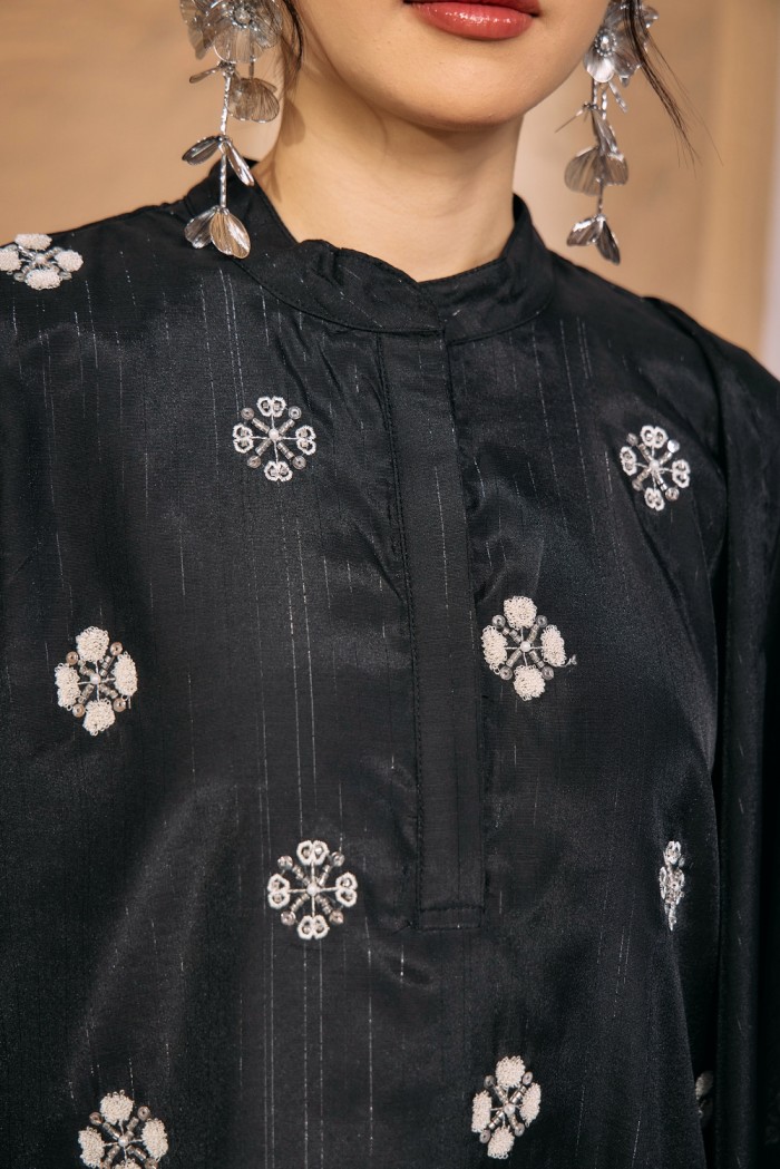 Inara Kurung in Raven Black